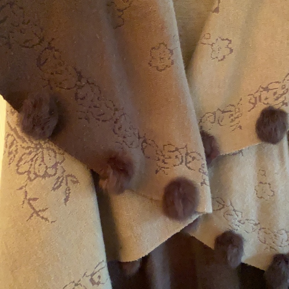 Fur-accented umbre cape